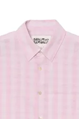 Camisa de corte relaxed fit confeccionada en mezcla de algodón y lino, con estampado a cuadros en tonos rosados y blancos. Presenta cuello camisero, manga larga con puño abotonado, bolsillo de parche en el pecho y cierre frontal de botones.