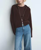 Jeans de denim azul de tiro medio, corte wide leg y diseño de pernera ancha con terminación deshilachada en el bajo.