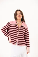 Saco tejido de punto a rayas horizontales en tonos rosado y bordó, con cuello amplio, cierre frontal doble y detalles bordados.