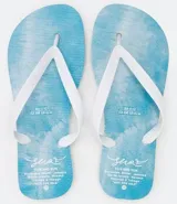 Chinelas de hombre con base celeste y estampado de nubes blancas.