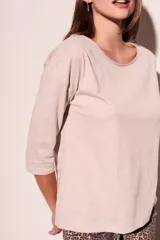 Remera oversize de algodón color blanco hueso, con cuello redondo y mangas 3/4.