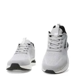 Championes Umbro modelo Vega, color gris claro con detalles en negro y blanco. Presentan una capellada de malla transpirable, cordones grises, logo de Umbro en los laterales y suela con amortiguación.