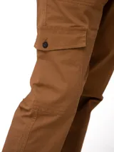 Pantalon cargo de corte ajustado en color marrón, con bolsillos laterales tipo cargo con solapa y bolsillos traseros abotonados. Cuenta con cierre de cremallera y botón, además de elástico interior en la cintura para mayor comodidad.