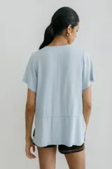 Remera blanca con corte horizontal y parte inferior negra.