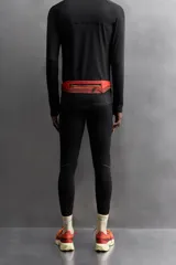 Calzas deportivas largas negras de tejido técnico elástico en cuatro direcciones. Cuentan con cintura elástica ajustable con cordón interior, bolsillos laterales elásticos en la cadera y bolsillo trasero con cierre de cremallera.