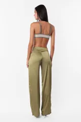 Microtop color visón confeccionado en microfibra, con breteles regulables y terminaciones en collareta fina a contratono.