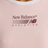 Remera de manga corta New Balance, color negro, de corte ajustado y cuello redondo, con el logo y la inscripción "New Balance Athletics" estampados en el centro del pecho.