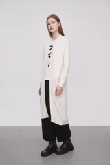 Saco largo abierto de punto, con mangas largas y diseño holgado.