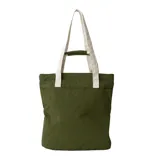 Bolso tote verde militar confeccionado en nylon resistente al agua, con un bolsillo frontal grande en color crudo que incluye cierre horizontal y una anilla metálica. Cuenta con asas largas de hombro en color crudo y una manija superior corta.