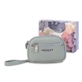 Monedero de mano con diseño rectangular y textura granulada, marca Lincoln's. Cuenta con cierre perimetral, bolsillo frontal con cierre y correa de muñeca integrada.