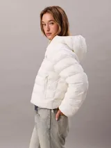 Campera puffer ligera Calvin Klein de color blanco, con diseño acolchado horizontal, capucha integrada y cierre frontal con cremallera. Presenta el logo de la marca bordado en el pecho.