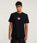 Remera de algodón, corte comfort, color negro, con cuello redondo y mangas cortas. Presenta un estampado grande en la espalda con la frase "Chill Time" en tipografía psicodélica rosa y contornos blancos.