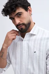 Camisa de manga larga con diseño de rayas verticales, confeccionada en mezcla de lino y algodón, con cuello camisero y cierre frontal de botones.
