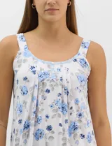 Camisón corto de tejido soft, sin mangas, con escote redondo, aplique de botones y detalle plisado en el frente. Estampado floral en tonos rosados y grises.