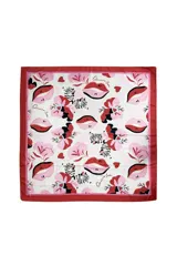 Pañuelo cuadrado de satén con estampado multicolor que incluye labios, flores, corazones y detalles de animal print, con un borde ancho en color rojo.