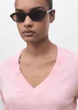 Jersey de punto fino con cuello en pico y manga larga, de diseño recto y corte clásico.