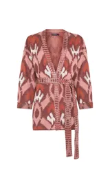 Kimono de punto Le Lis Blanc modelo Bina, con patrón jacquard geométrico en tonos rosados, marrones y crudo. Presenta escote en V profundo con ribete acanalado, mangas anchas de largo medio, corte holgado y cinturón de la misma tela para atar en la cintura.