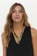 Vestido midi color crudo de corte relajado, con caída fluida, sin mangas y escote en V.