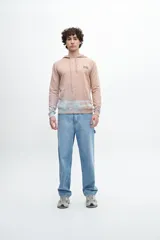 Canguro gris con capucha y cordones, con logo 'leap' estampado en el pecho.