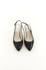 Zapatos slingback de cuero color beige con punta fina, taco medio y tira ajustable en el talón.