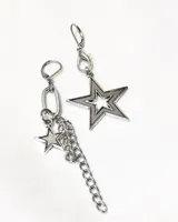 Par de aros asimétricos plateados con enganche de acero quirúrgico. Uno presenta una estrella grande y el otro dos estrellas pequeñas colgando de una cadena.