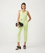 Pantalón zanahoria color verde lima, de crepé con cintura alta, detalle de aro en la cintura y pliegues delanteros.