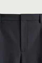 Pantalón relaxed fit azul marino confeccionado en tejido con lana, con bolsillos frontales, bolsillos traseros de doble vivo y pliegues en la parte delantera.