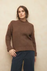 Polera de tejido de punto acanalado color marrón, con cuello alto y mangas largas con puños doblados.
