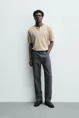 Jeans de corte straight fit, color gris oscuro, confeccionados en denim de algodón rígido, con diseño de cinco bolsillos y cierre frontal con cremallera y botón.