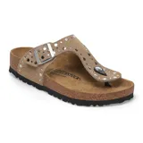 Sandalias tipo ojota Birkenstock modelo Gizeh Rivet en color taupe. Presentan una tira superior de gamuza con tachas metálicas decorativas, hebilla ajustable lateral y plantilla anatómica de corcho con suela de goma negra.