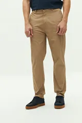 Pantalón chino de corte regular, confeccionado en tejido de algodón con elastano. Presenta cierre frontal con botón y cremallera, bolsillos laterales y traseros, y trabillas para cinturón.
