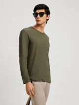 Camiseta unisex de manga larga color beige, con escote en V.