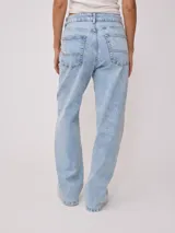 Jean de corte recto y tiro alto, confeccionado en denim azul clásico con costuras en contraste.