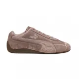 Championes Puma modelo Speedcat Faded Chrome, con diseño de perfil bajo inspirado en el automovilismo. Presentan un acabado desgastado en tonos rosados y marrones, con la icónica franja lateral de Puma y suela de goma delgada.