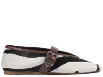 Ballerinas planas con estampado animal print tipo cebra en blanco y negro, con detalles de cuero marrón y tira en el empeine con hebilla metálica.