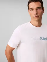 Remera de cuello redondo y manga corta, confeccionada en tejido de punto de algodón. Presenta un estampado frontal con el logo de la marca en estilo cursivo y la inscripción New York.