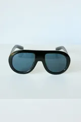 Lentes de sol con armazón de policarbonato con estampado carey y cristales amarillos. Diseño de estilo aviador con puente superior recto.