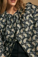 Camisa de manga larga con cuello redondo fruncido y estampado paisley en tonos azul marino, beige y mostaza.