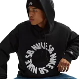Canguro Nike SB negro con capucha y cordones ajustables. Presenta un diseño circular con el logo Nike SB bordado en relieve con textura de felpa blanca en el frente y un bolsillo tipo canguro.