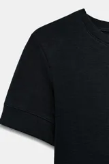 Camiseta de manga corta color negro, con cuello redondo y corte regular fit.