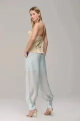 Corset strapless color beige con diseño estructurado, cordones frontales y cierres laterales con tiradores colgantes.