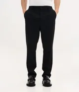 Pantalón de sastrería gris, de corte skinny y calce ajustado, con trabillas en la cintura, bolsillos laterales y cierre frontal con botón y cremallera. Confeccionado con tecnología performance que facilita el planchado y ofrece secado rápido.