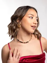 Gargantilla tipo choker rígida de color dorado con diseño texturizado y acabado brillante.