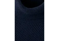 Jersey de punto azul marino con cuello alto vuelto, manga larga y diseño holgado.
