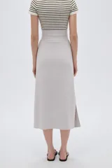 Falda midi color gris claro, de corte recto y tiro alto, confeccionada en viscosa.
