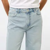 Pantalón de jean estilo baggy de talle bajo, con corte recto y holgado en las piernas, en un tono azul claro lavado.