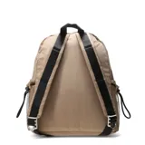 Mochila urbana negra con diseño de costuras geométricas en relieve. Presenta un bolsillo frontal con cierre, bolsillos laterales de red y un parche decorativo con la inscripción 'Oreiro Love'. Incluye tiradores de cierre con cordones trenzados en tonos rojo, blanco y negro.