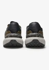 Championes urbanos Satorisan modelo Chacrona Metta, en combinación de tonos negros, grises y marrones. Presentan un diseño de paneles en cuero y gamuza, con un parche lateral en forma de corazón y una suela de plataforma con efecto moteado.