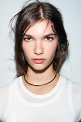 Collar tipo choker rígido de diseño minimalista y acabado metálico brillante.