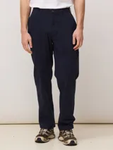 Pantalón de corte recto color azul marino, con bolsillos diagonales en el delantero, bolsillos traseros y detalles de bolsillos estilo carpintero en las piernas.